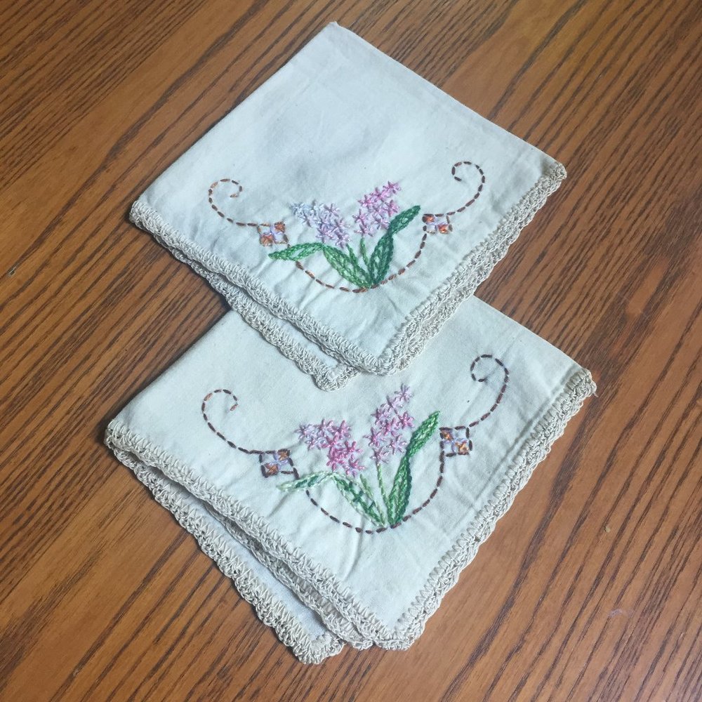 VTG Embroidered Tablecloth 4 Napkins Lilacs - Picture 14 of 15